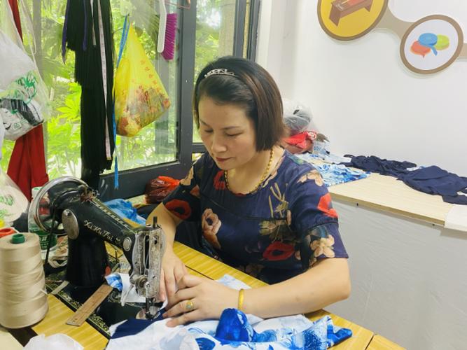 经营服装厂的宁波女老板在社区开起公益裁缝铺一针一线串起浓浓邻里情